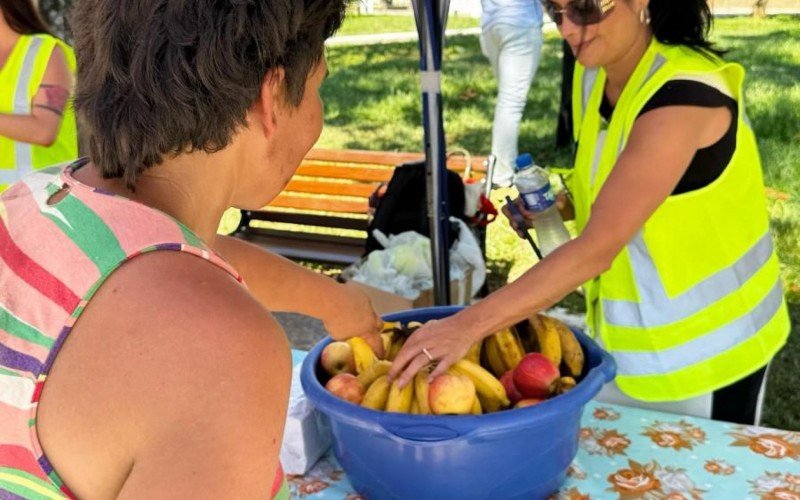 Frutas estão sendo distribuídas durante a ação 