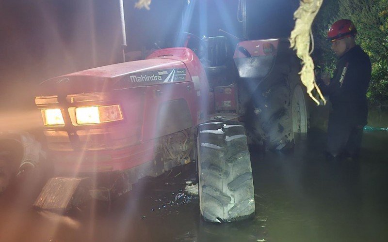 Corpo e trator foram encontrados dentro de rio na madrugada desta terça-feira | abc+