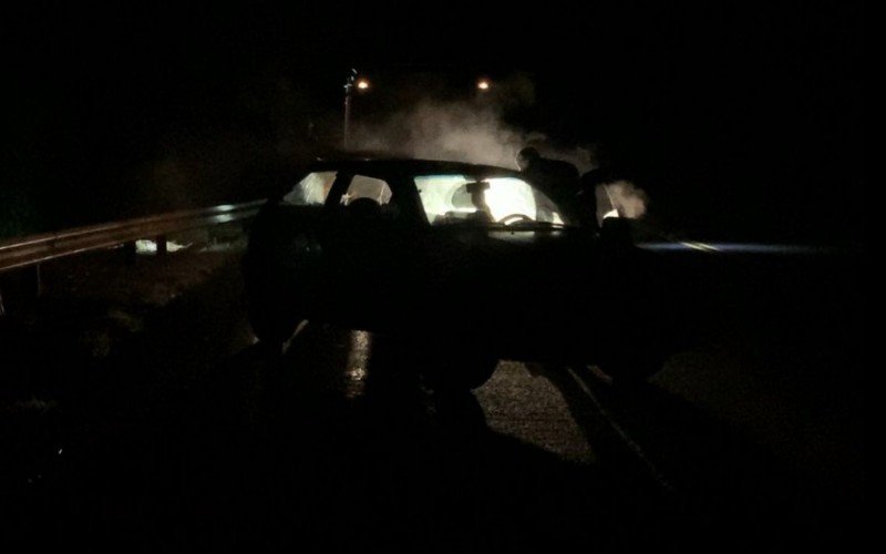 Carro ficou parado sobre a BR-116, causando risco de acidente | abc+