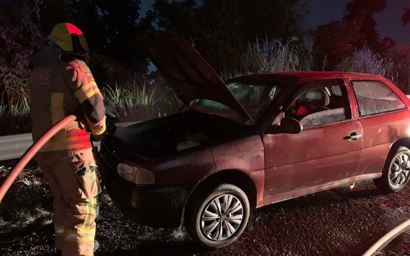 Carro ficou parado sobre a BR-116, causando risco de acidente | abc+