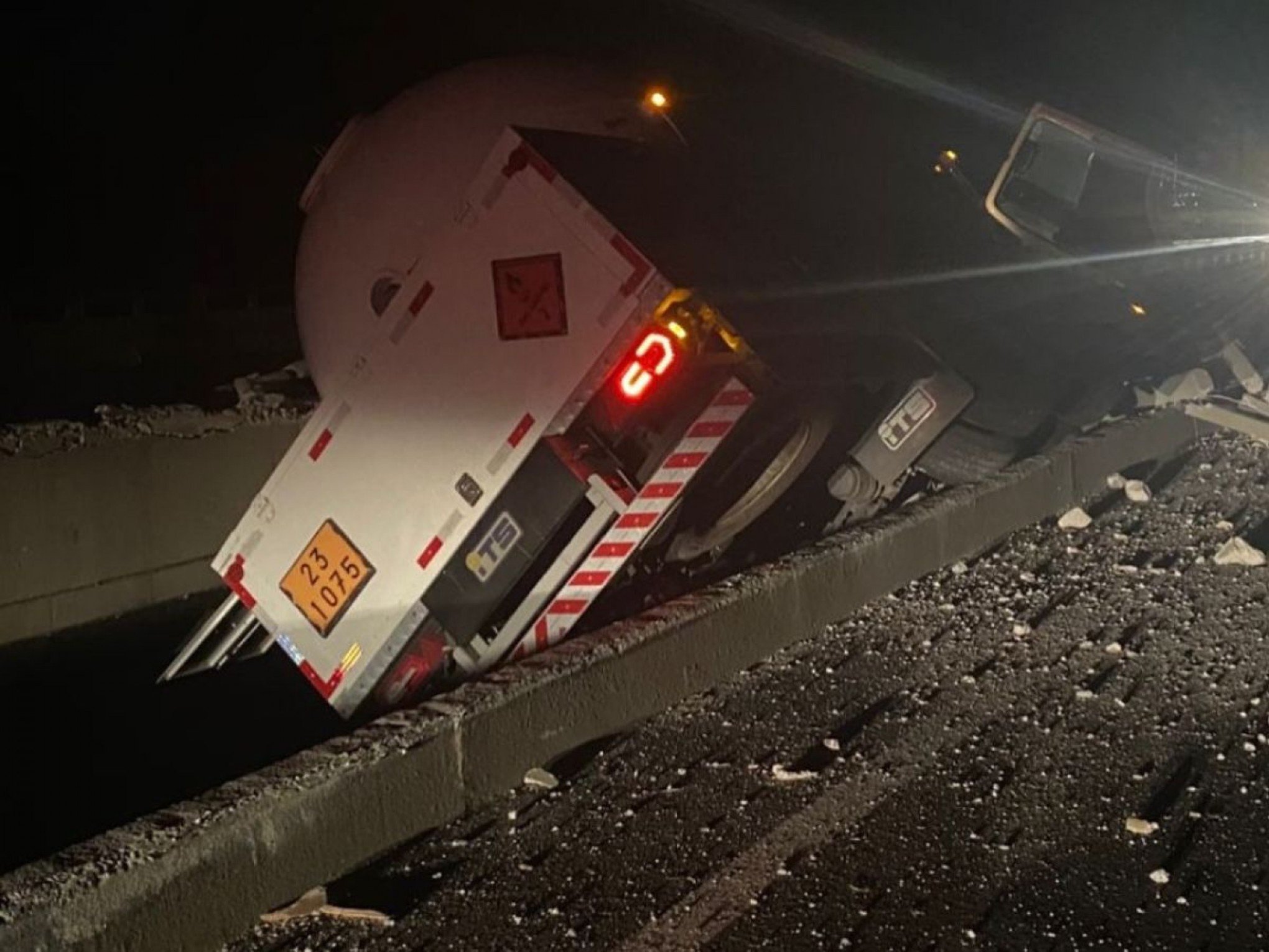 RS-122: Corpo de Bombeiros realiza resfriamento de tanque de caminhão de gás que caiu em vão entre pontes
