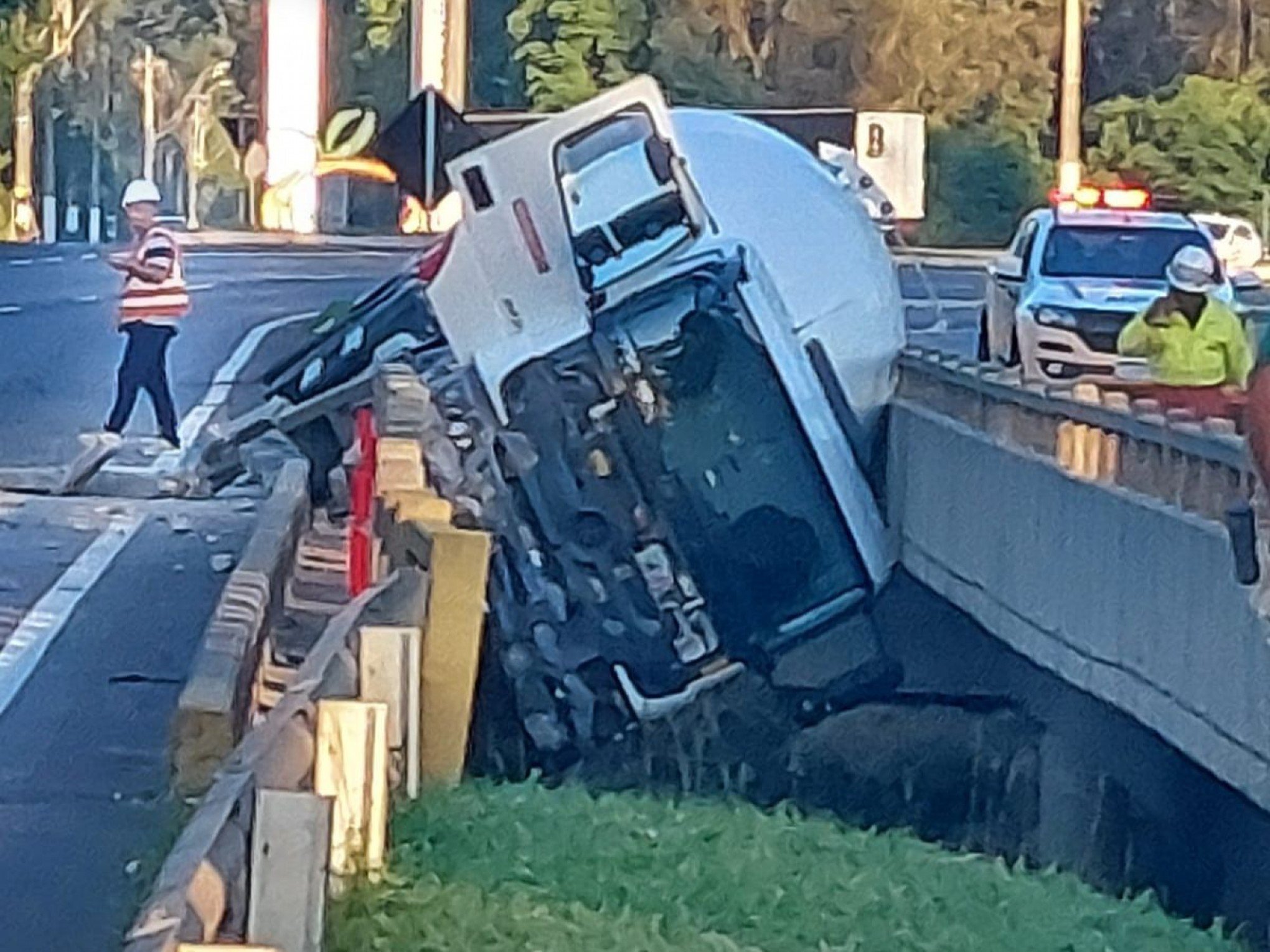 Caminhão caiu em vão entre pontes na RS-122, em São Sebastião do Caí | abc+