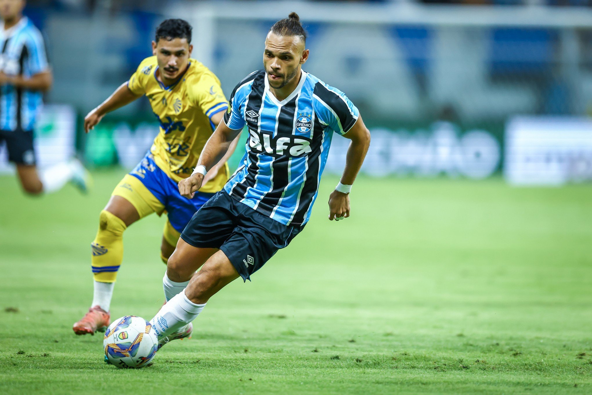 Braithwaite e Pavon brilham, e Grêmio goleia o Pelotas na Arena