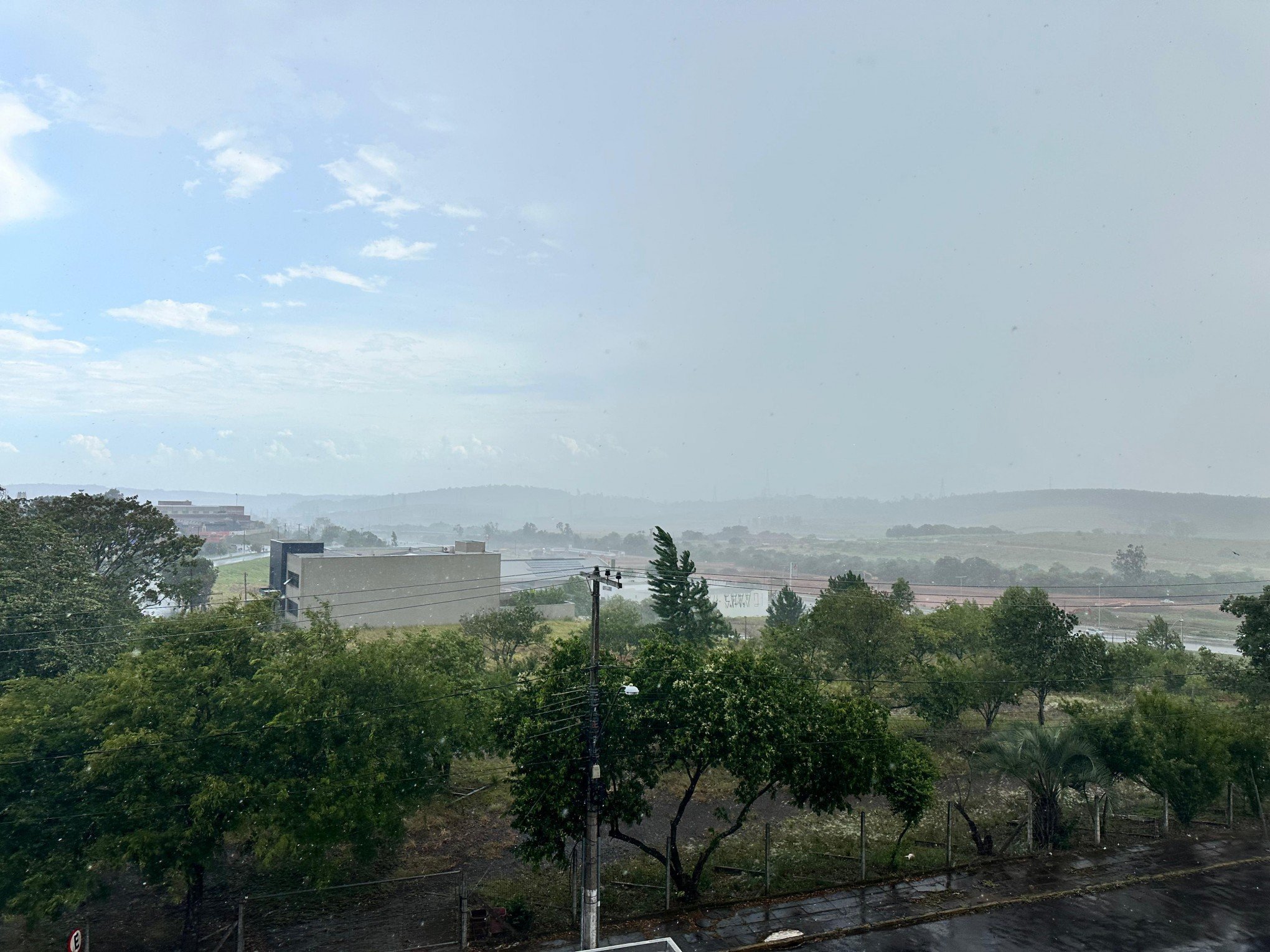 Chuva chega à região metropolitana em meio ao pico da onda de calor