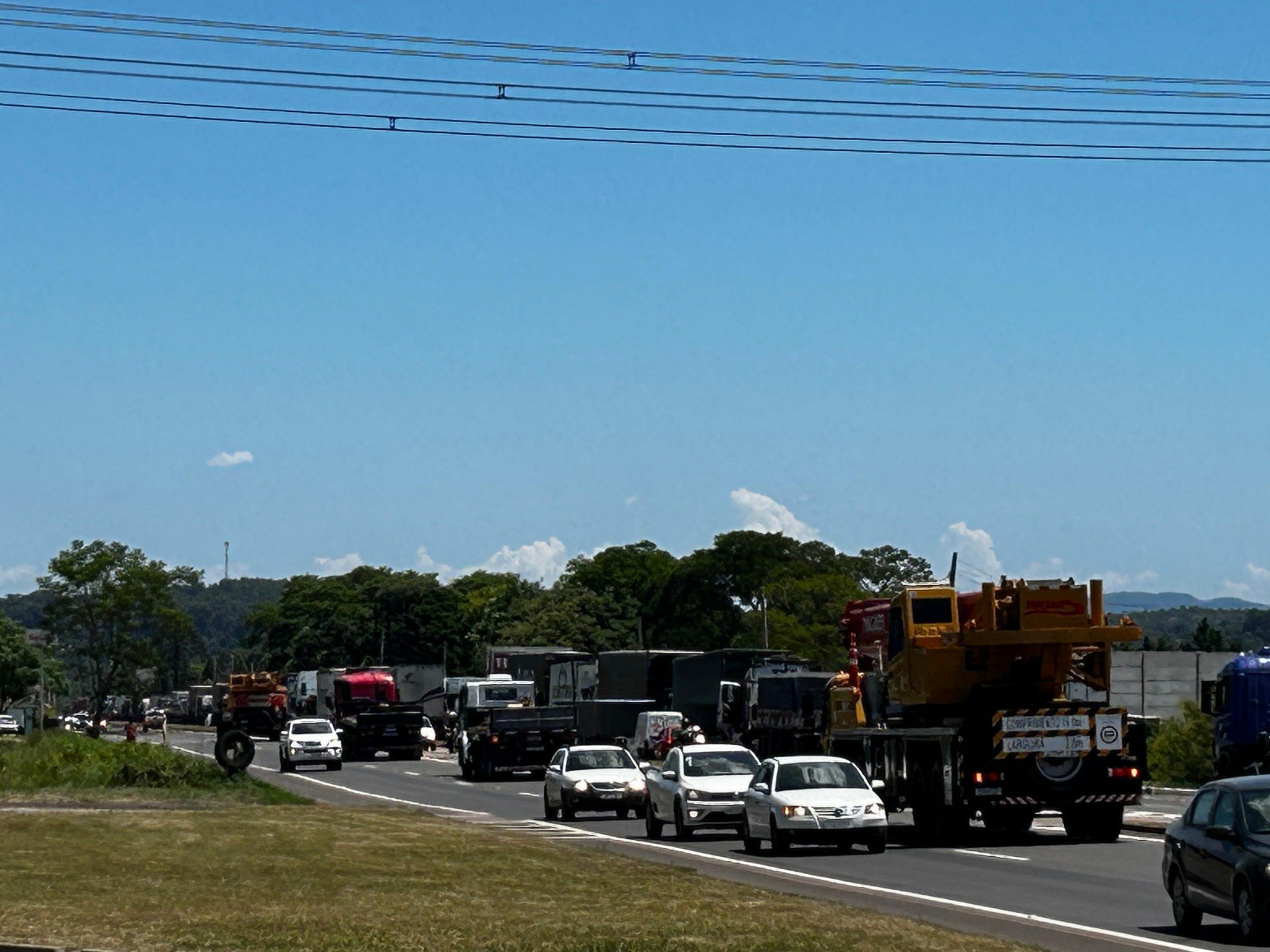 RS-122: Guindastes chegam para remoção de caminhão-tanque que caiu entre vão de pontes