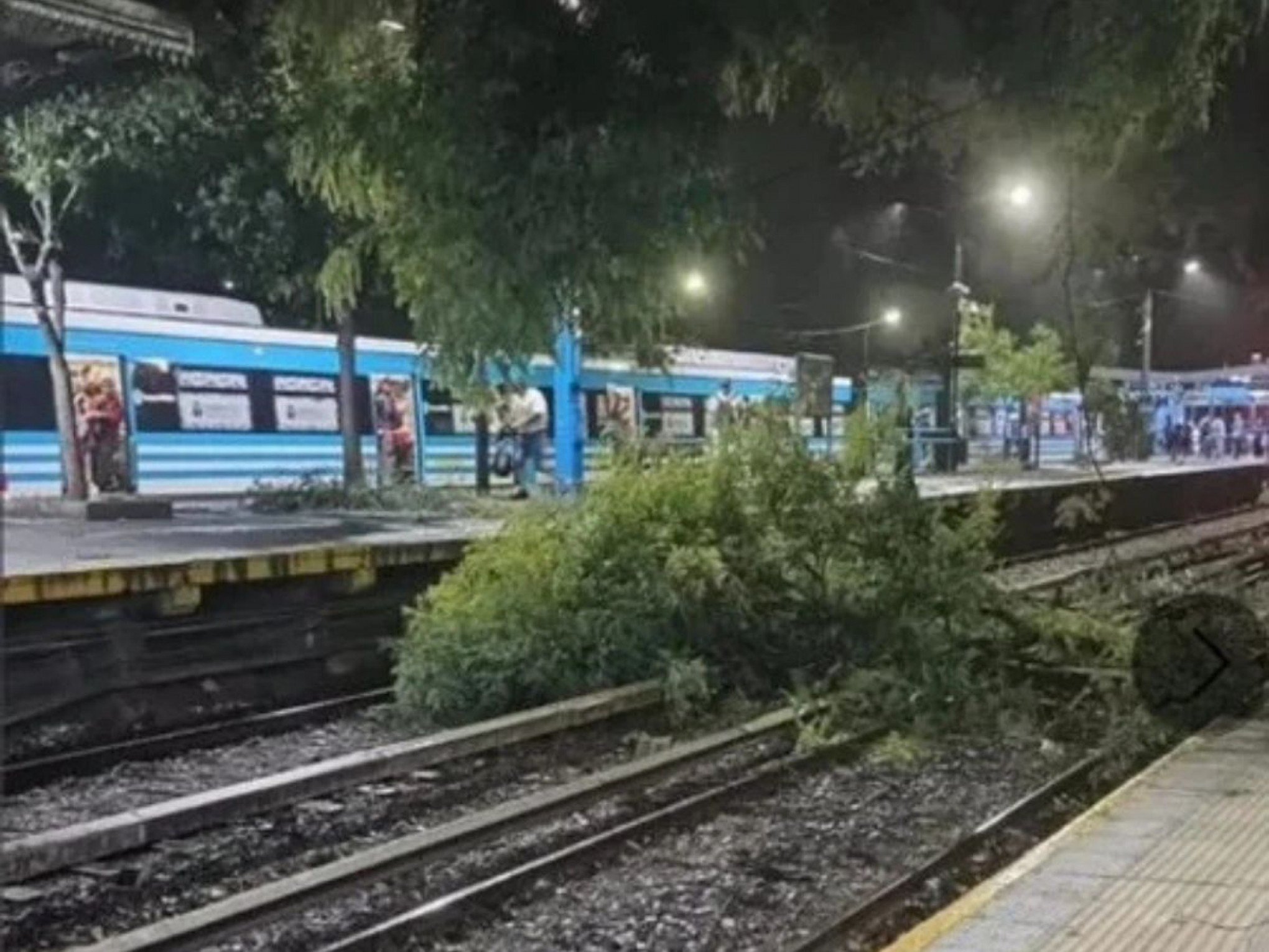 Frente fria que avança para o RS causa destruição e afeta serviços em Buenos Aires