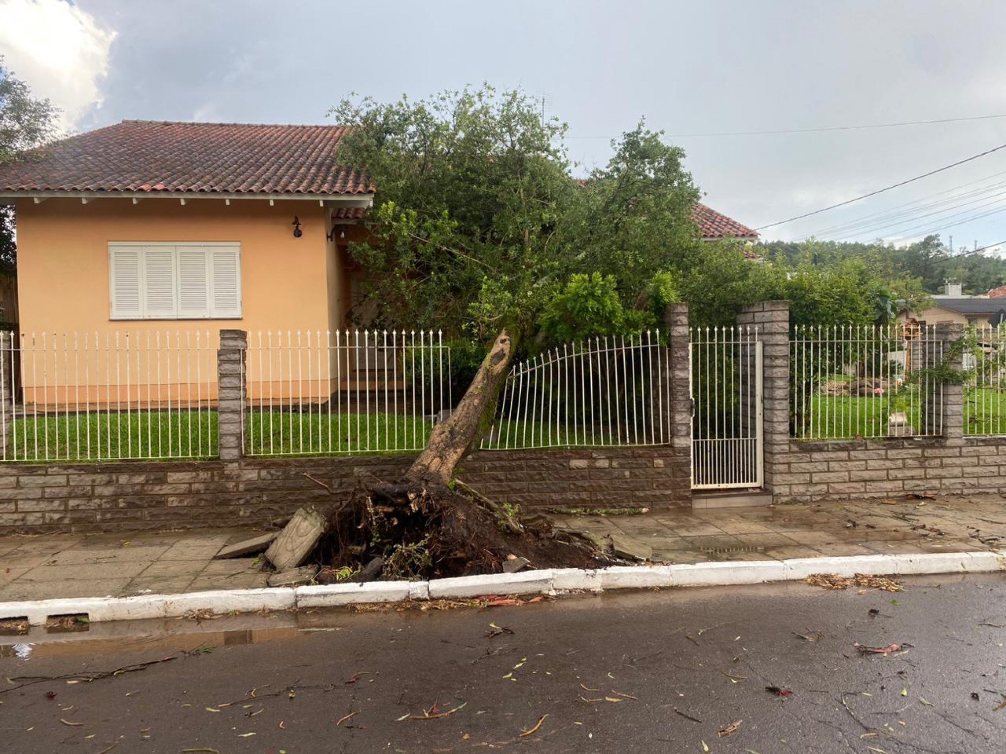 TEMPESTADE NO RS: Chuva e vento deixam rastro de destruição em cidade da região
