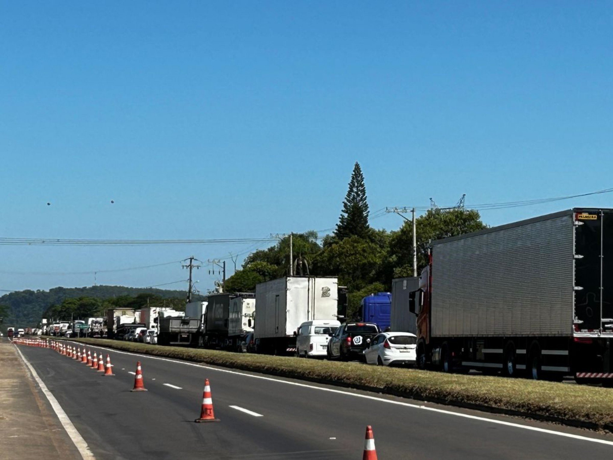 Interdição total da RS-122 devido ao acidente com um caminhão-tanque na altura do quilômetro 11, em São Sebastião do Caí, segue causando impactos no tráfego | abc+