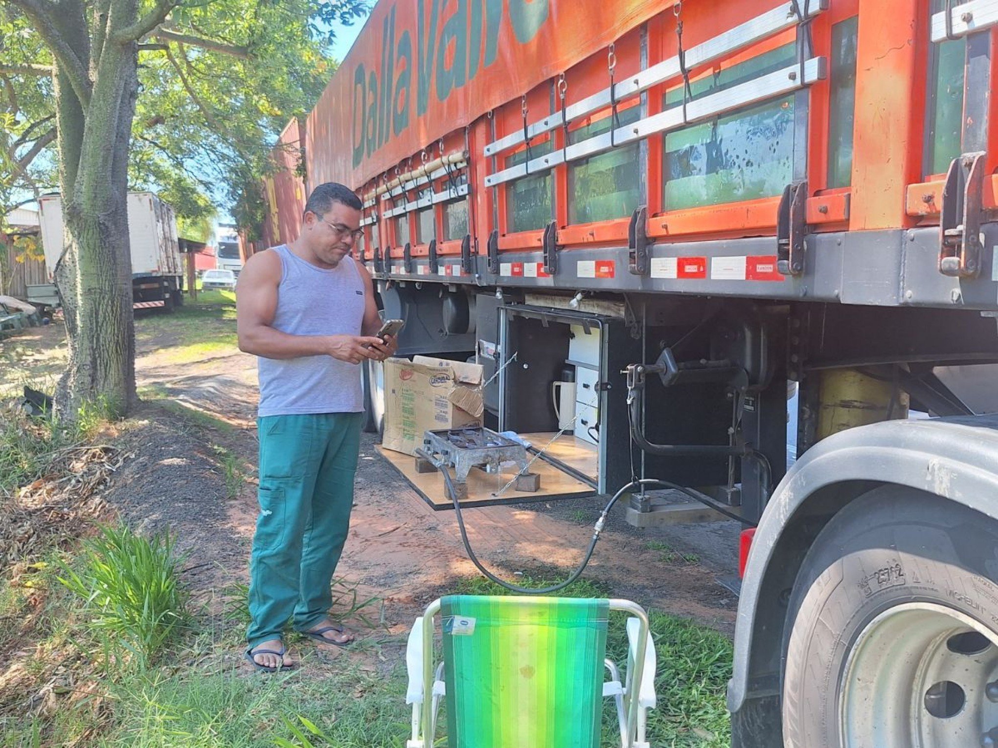 Caminhoneiro Gildeon Alves Carvalho trafegava pela RS-122 por volta das 5h30 da manhã quando percebeu a extensão do congestionamento e decidiu parar no acostamento | abc+