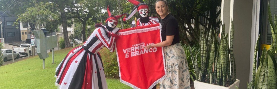 Milena Ody com Pierrot e Colombina em visita ao Grupo Sinos. | abc+