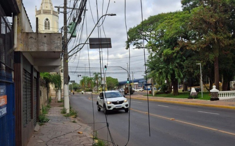 Prefeitura planeja operação para eliminar fios em postes e reduzir riscos