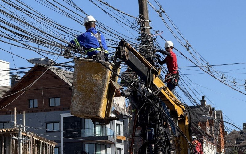 Mais de uma tonelada de fios obsoletos são removidos dos postes da Rua São Pedro