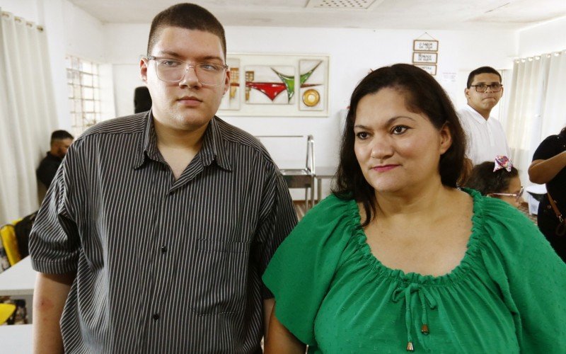 O filho Guilherme e a mãe Simone Niches não esconderam a emoção com a formatura