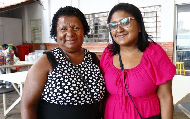 A mãe Vanderleia e a filha Sara Santos estavam felizes em ter uma sessão de fotos