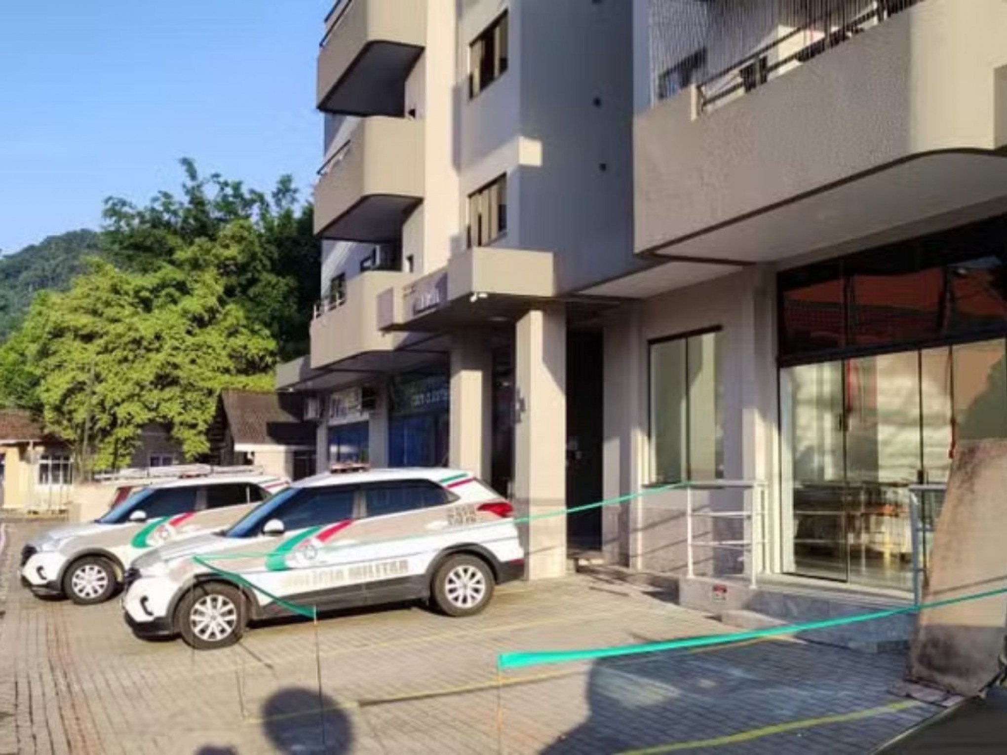 Mulher mata marido e agride filhos de 9 e 14 anos; um deles teve ferimentos no pescoço
