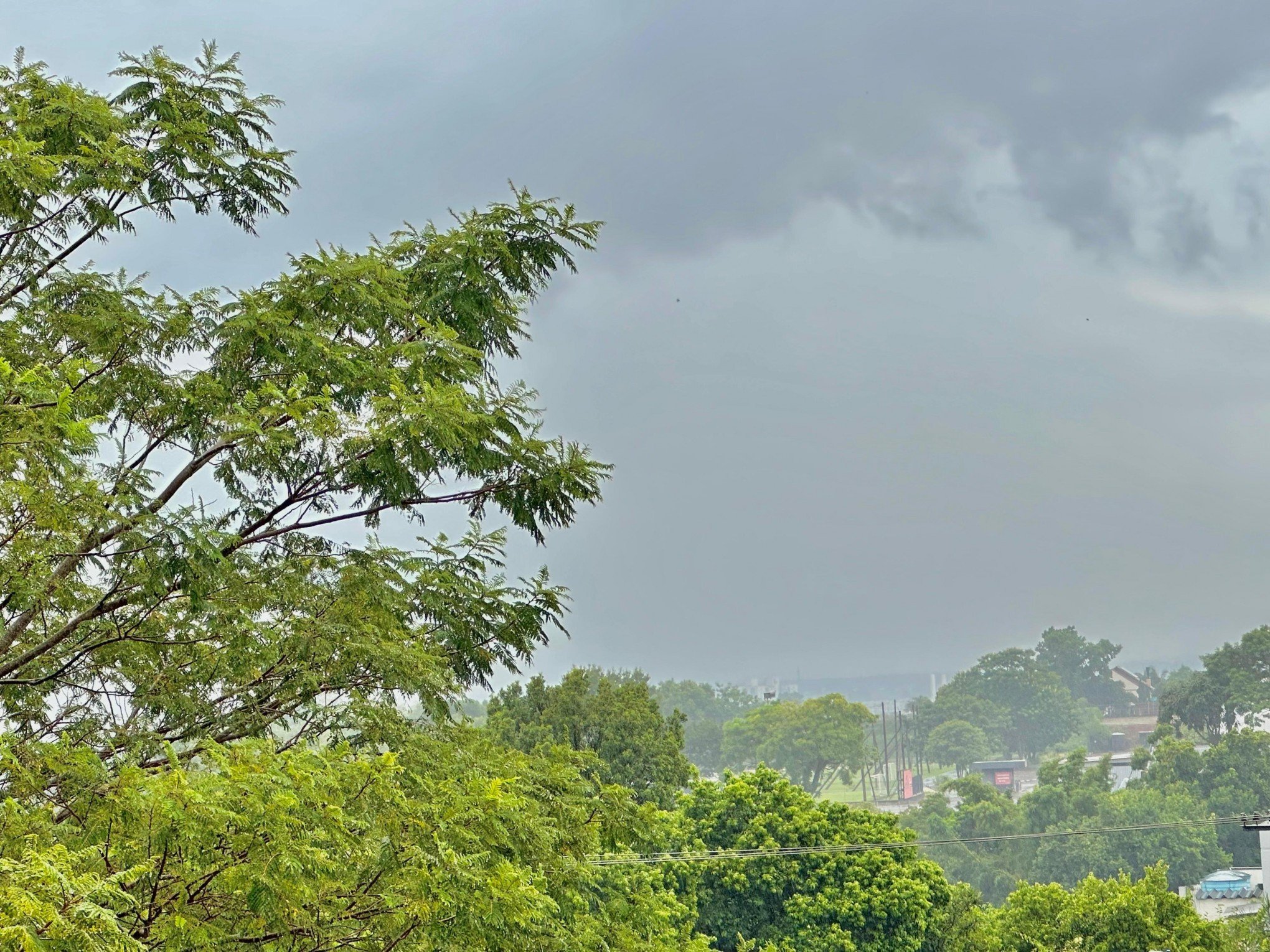 Chuva forte atinge a região metropolitana no fim da onda de calor