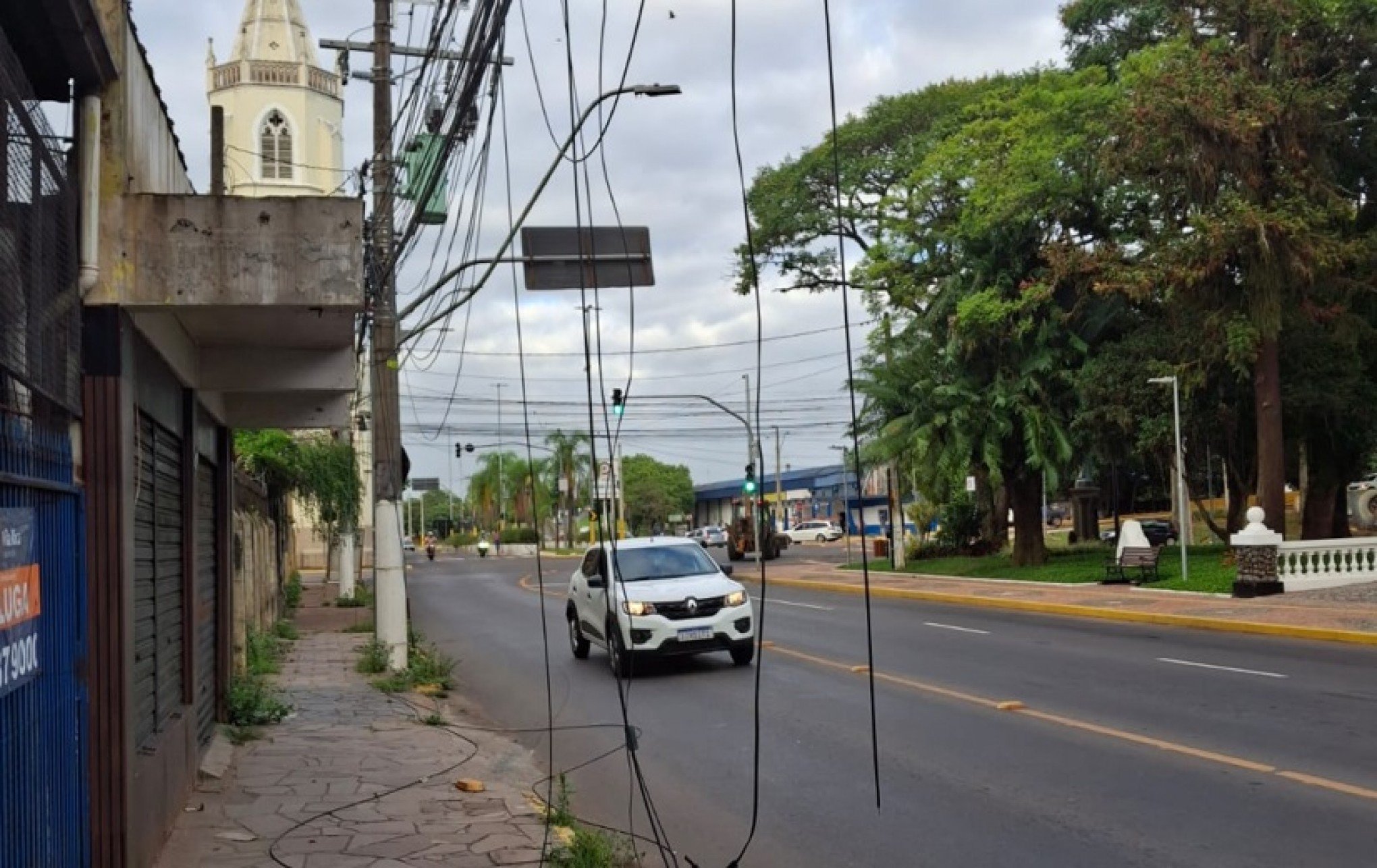 Fios soltos causam acidentes e preocupam moradores no centro de São Leopoldo