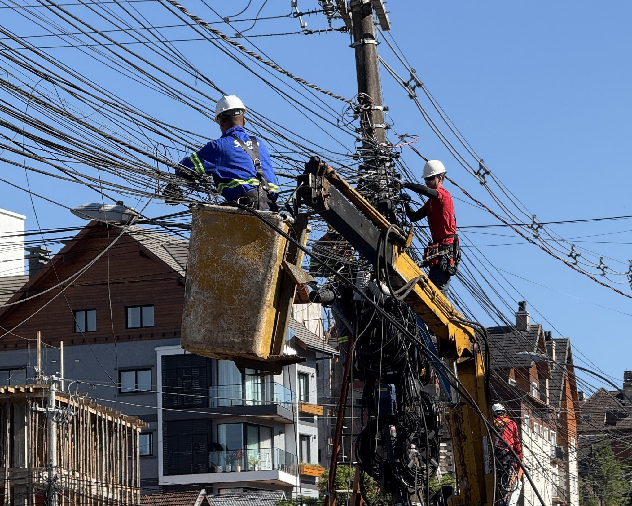 Mais de uma tonelada de fios são removidos dos postes de apenas uma rua de Gramado