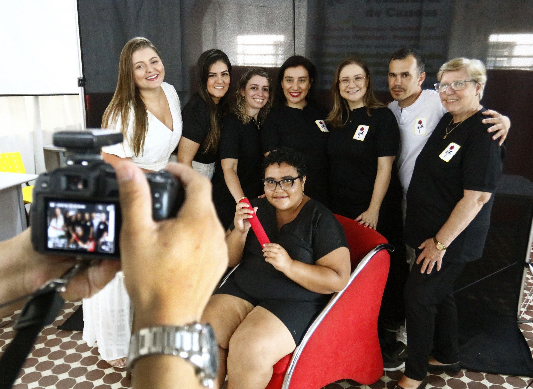Jovens aprendizes da Associação Pestalozzi fazem sessão de fotos para formatura em Canoas