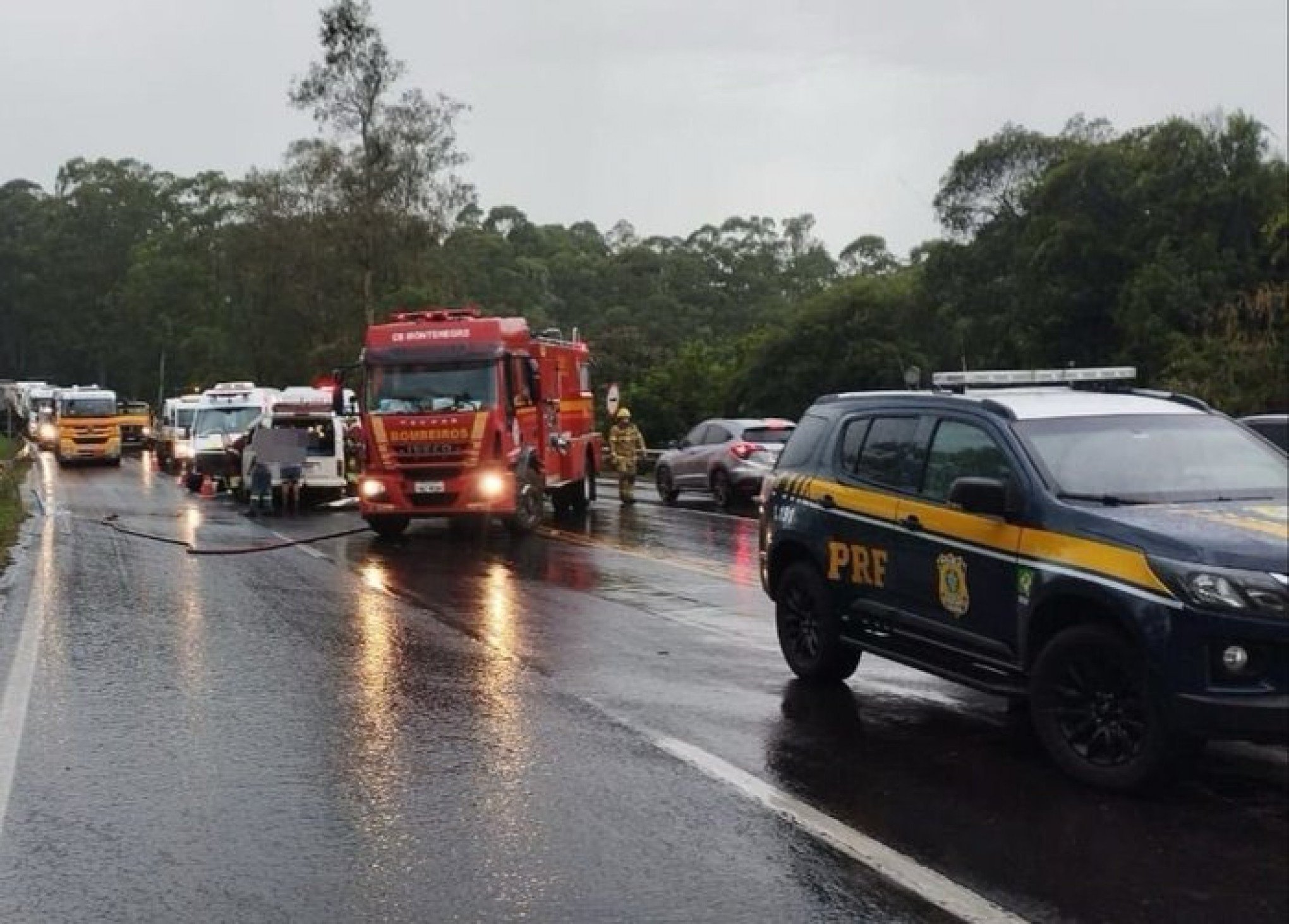 Acidente grave na BR-386: Três ocupantes da Kombi que colidiu contra carro ficaram presos às ferragens; dez pessoas ficaram feridas