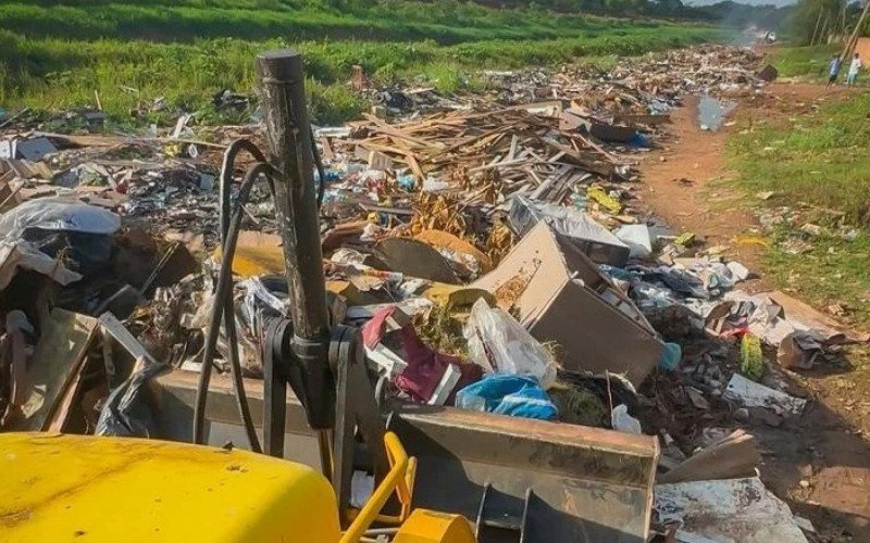 Toneladas de entulhos foram recolhidas na Chácara dos Leões