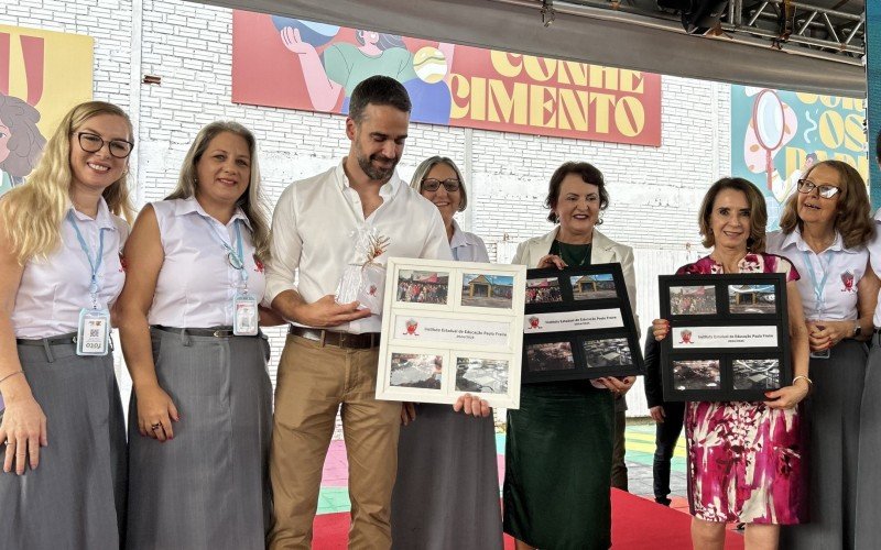 Durante e pós enchente: Direção do Instituto Estadual de Educação Paulo Freire entregou um quadro com fotos da transformação na escola