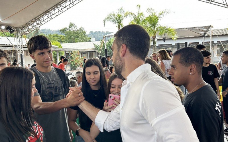 Alunos do Instituto Estadual de Educação Paulo Freire celebraram o início do ano letivo com a presença do governador