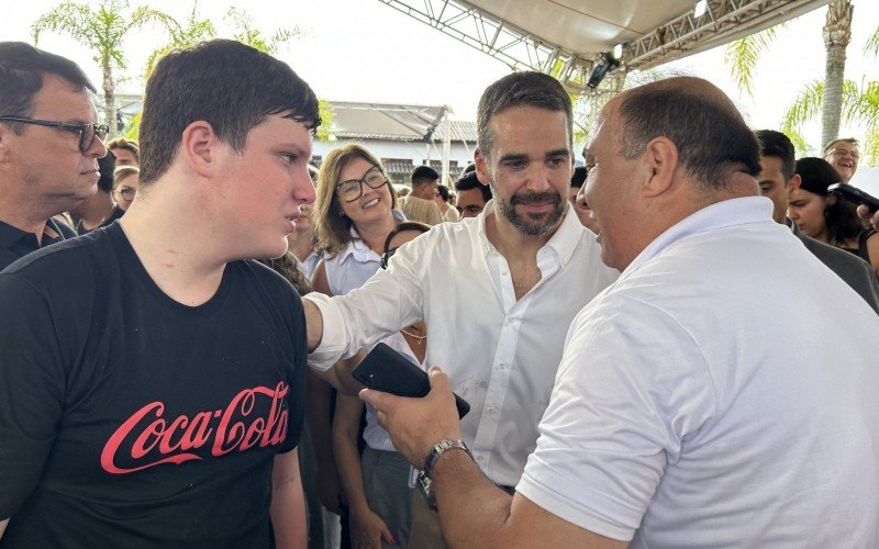 José Alves, que fez questão de acompanhar seu filho, estudante de inclusão, no início do ano letivo agradeceu pessoalmente ao governador pelos investimentos na instituição | abc+