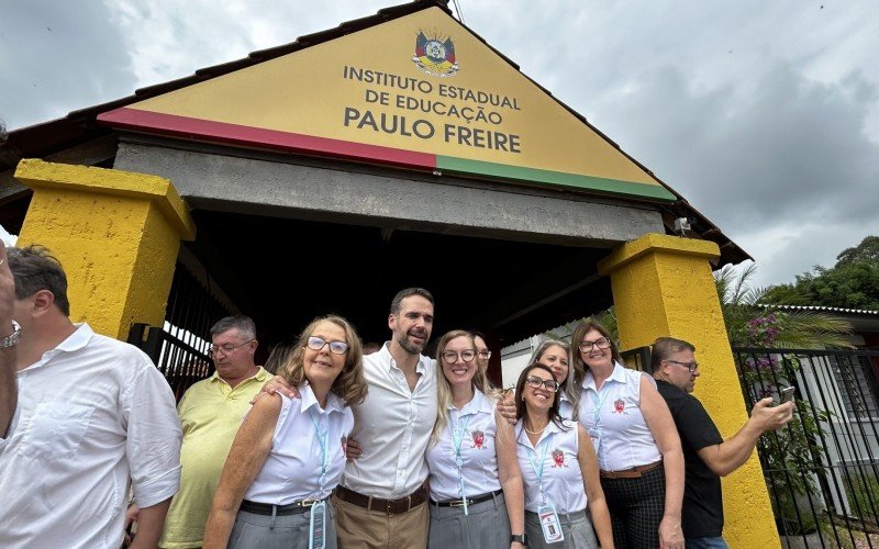 Governador Eduardo Leite voltou ao Instituto Estadual de Educação Paulo Freire e se emociona ao ver escola transformada após enchente de maio | abc+