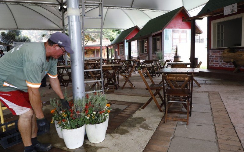 Vila do Vinho estava com últimos detalhes sendo colocados na quinta-feira