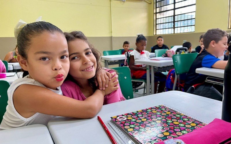 As amigas Kerollyn Lopes e Mellany Gonçalves da Silva, ambas de 7 anos, aproveitaram a manhã para matar a saudade pós-férias