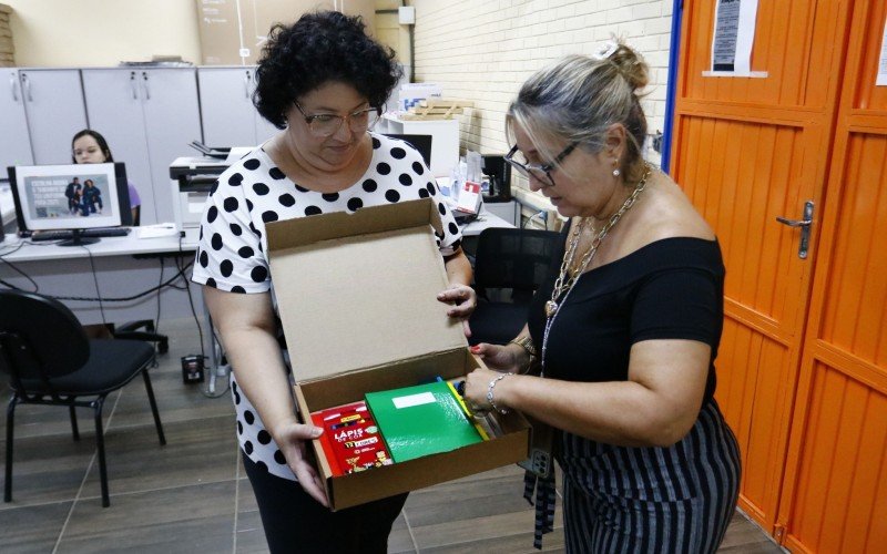 Diretora Maola e vice Eliane mostram o kits que serão entregues aos alunos das séries iniciais do fundamental