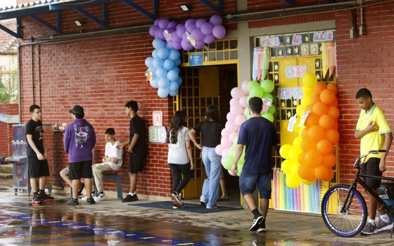 EEEF Álvaro Moreyra foi decorada com balões para receber os alunos