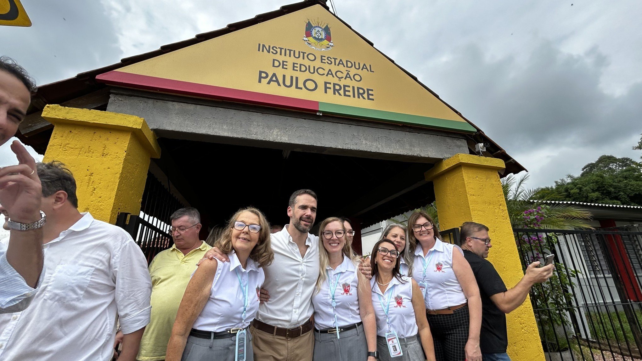 "Disse que ia voltar": Governador retorna à escola destruída por enchente para celebrar abertura do ano letivo