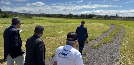 Mourão ao lado do presidente do aeroporto, Alceu Feijó, e do presidente da ACI, Robinson Klein