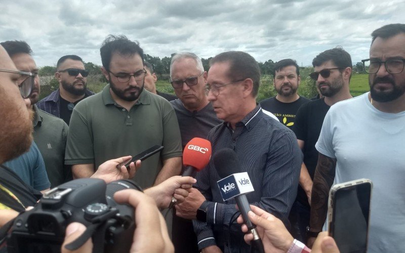 Prefeito Airton Souza conversou com a imprensa, na manhã desta sexta-feira (14), à beira do dique Mathias Velho
