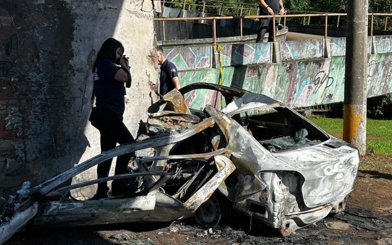 Acidente deixou carro carbonizado na BR-116, em Sapucaia do Sul | abc+