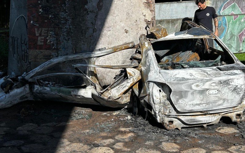 Acidente deixou carro carbonizado na BR-116, em Sapucaia do Sul | abc+