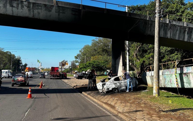 Acidente deixou carro carbonizado na BR-116, em Sapucaia do Sul | abc+