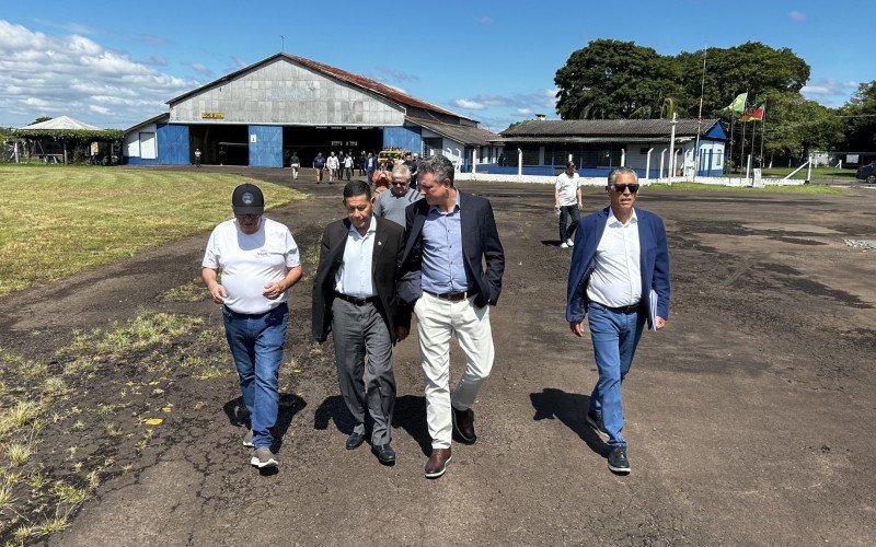 Mourão ao lado do presidente do aeroporto, Alceu Feijó, e do presidente da ACI, Robinson Klein, vistoriam pista do aeroporto regional de Novo Hamburgo | abc+