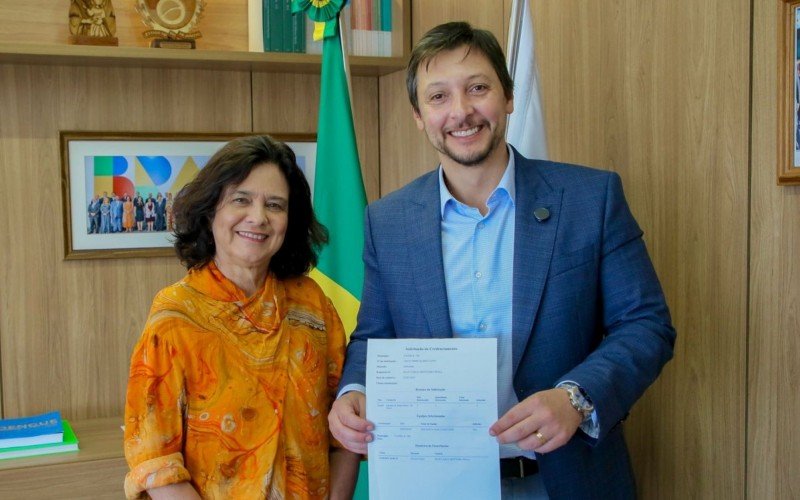 Prefeito de Canela com a ministra da Saúde, em Brasília