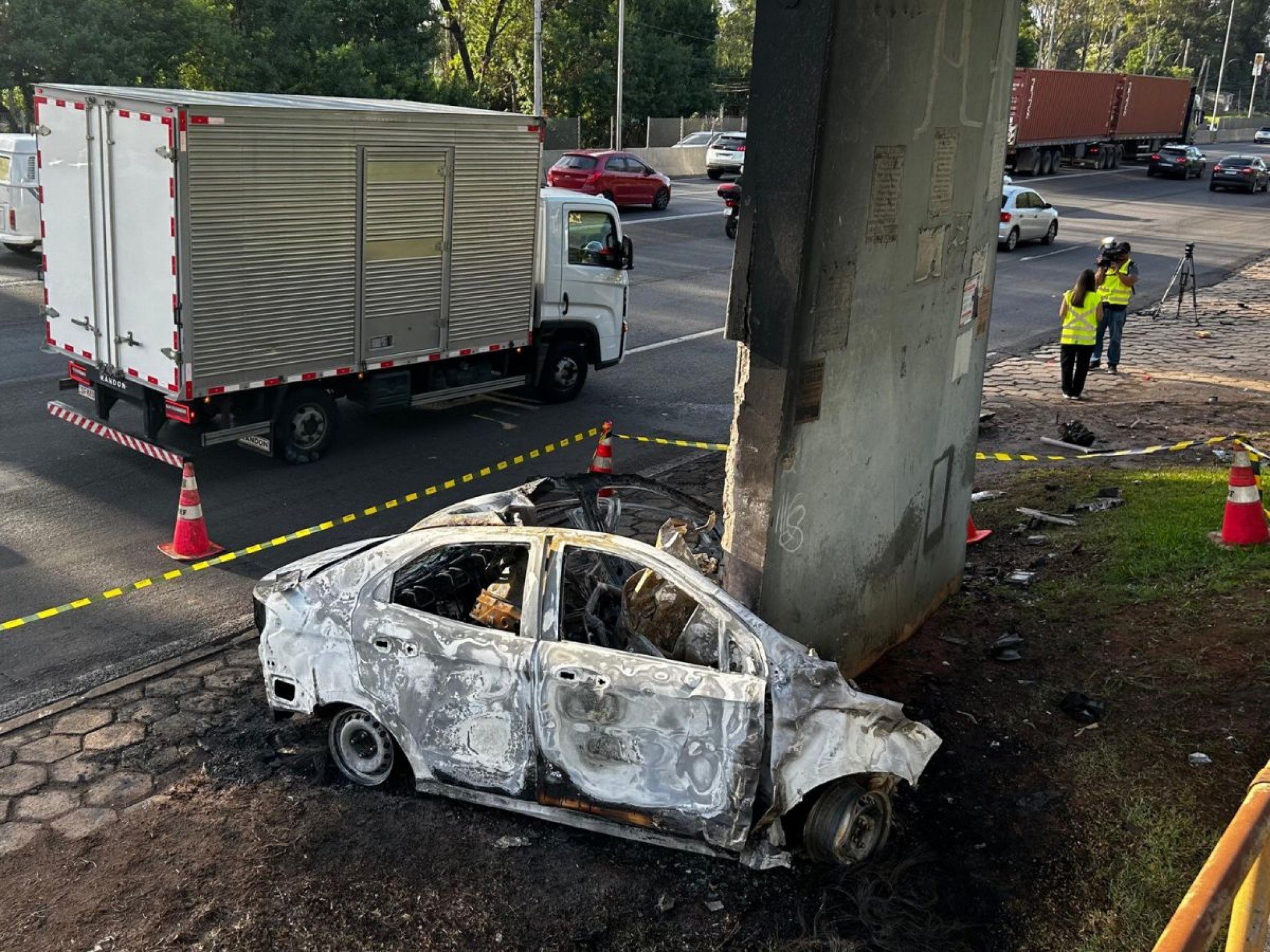 Carro pegou fogo após bater em viga da passarela na BR-116 | abc+