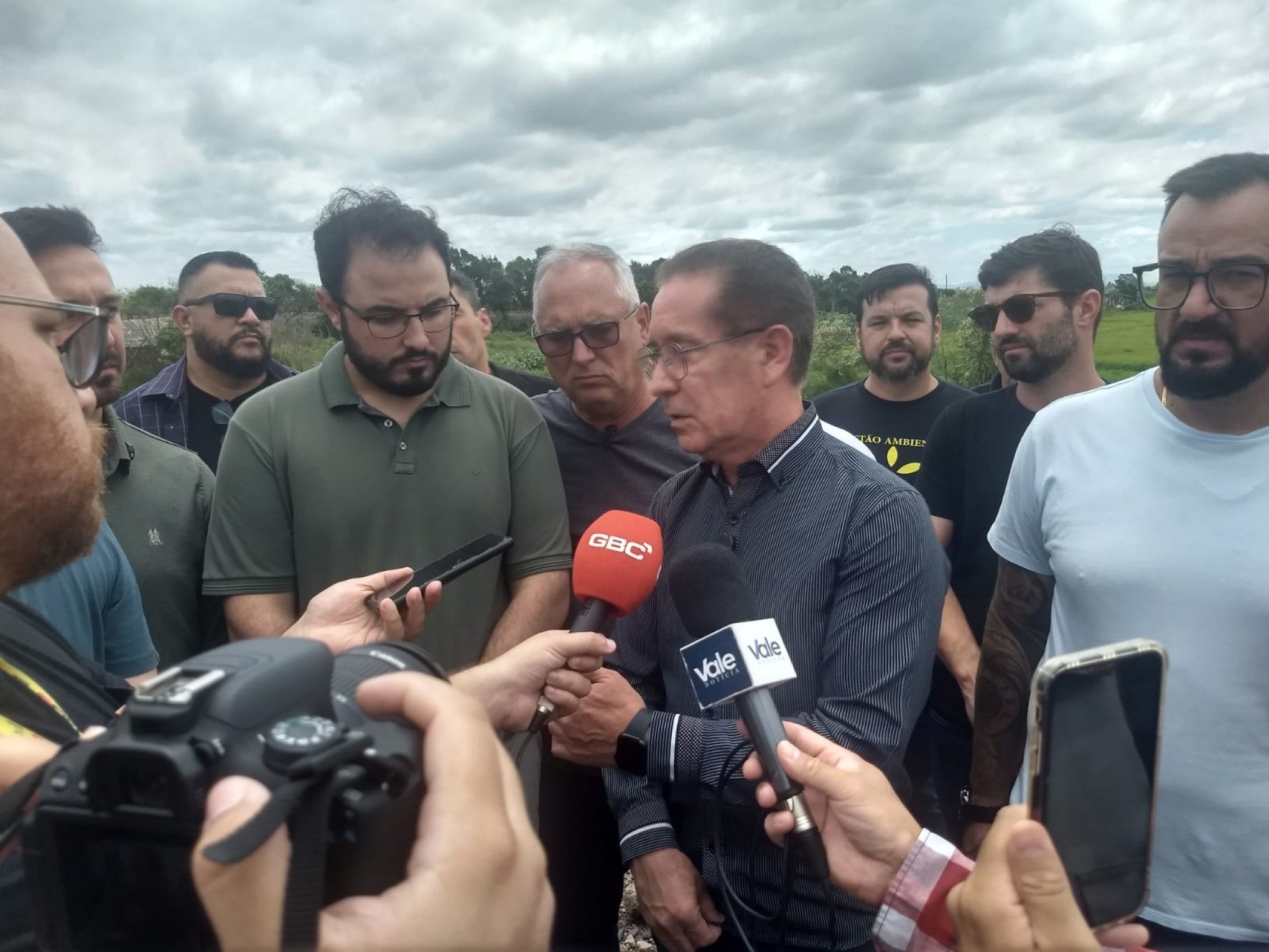 Prefeitura de Canoas começa limpeza na parte do dique rompido do bairro Mathias Velho