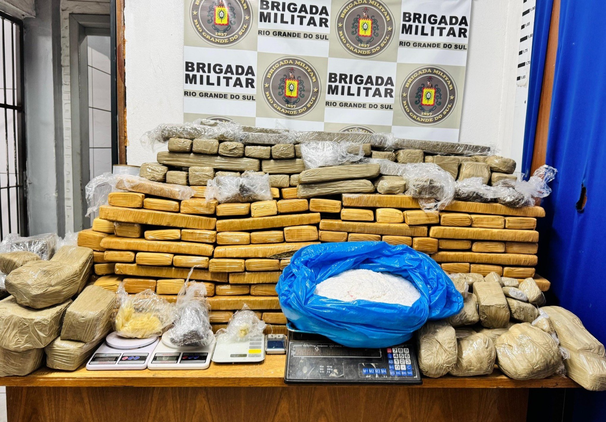 Mais de 215 kg de drogas são apreendidas dentro de casa abandonada em São Leopoldo; entenda
