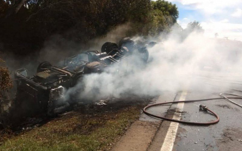 Caminhão tombou e pegou fogo na manhã deste sábado (15) na ERS-122 | abc+