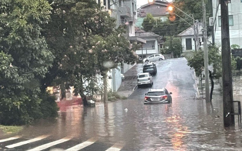 Cerca de uma hora de chuva foi o suficiente para encher de água ruas do Centro e de outros bairros da cidade | abc+