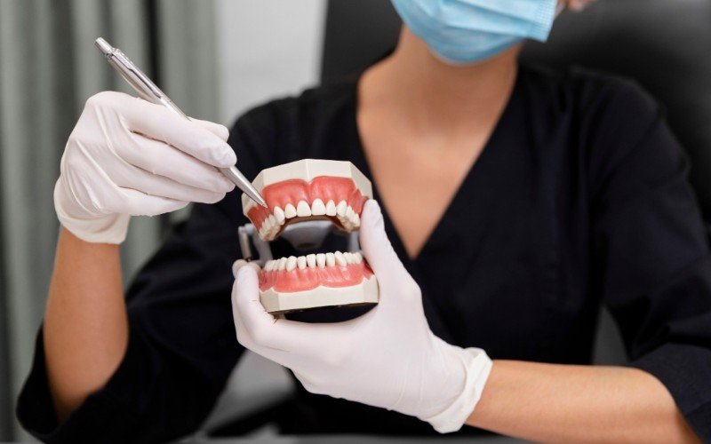 Especialistas também respondem dúvidas sobre o clareamento dental | abc+