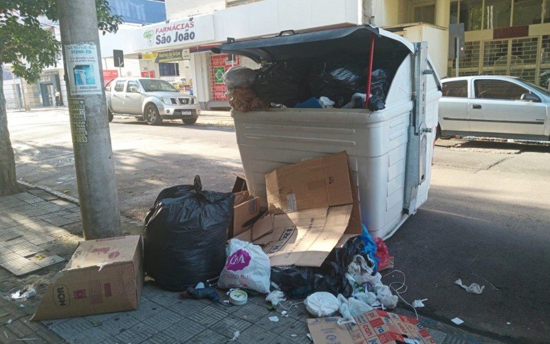 Problema acabou ocasionado devido à falta de coleta, apontam comerciantes e lojistas que trabalham no Centro de Canoas