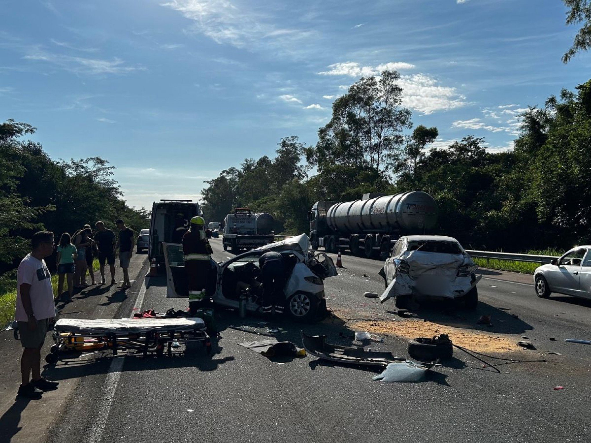 VÍDEO: Grave engavetamento deixa feridos presos às ferragens de carro na BR-290