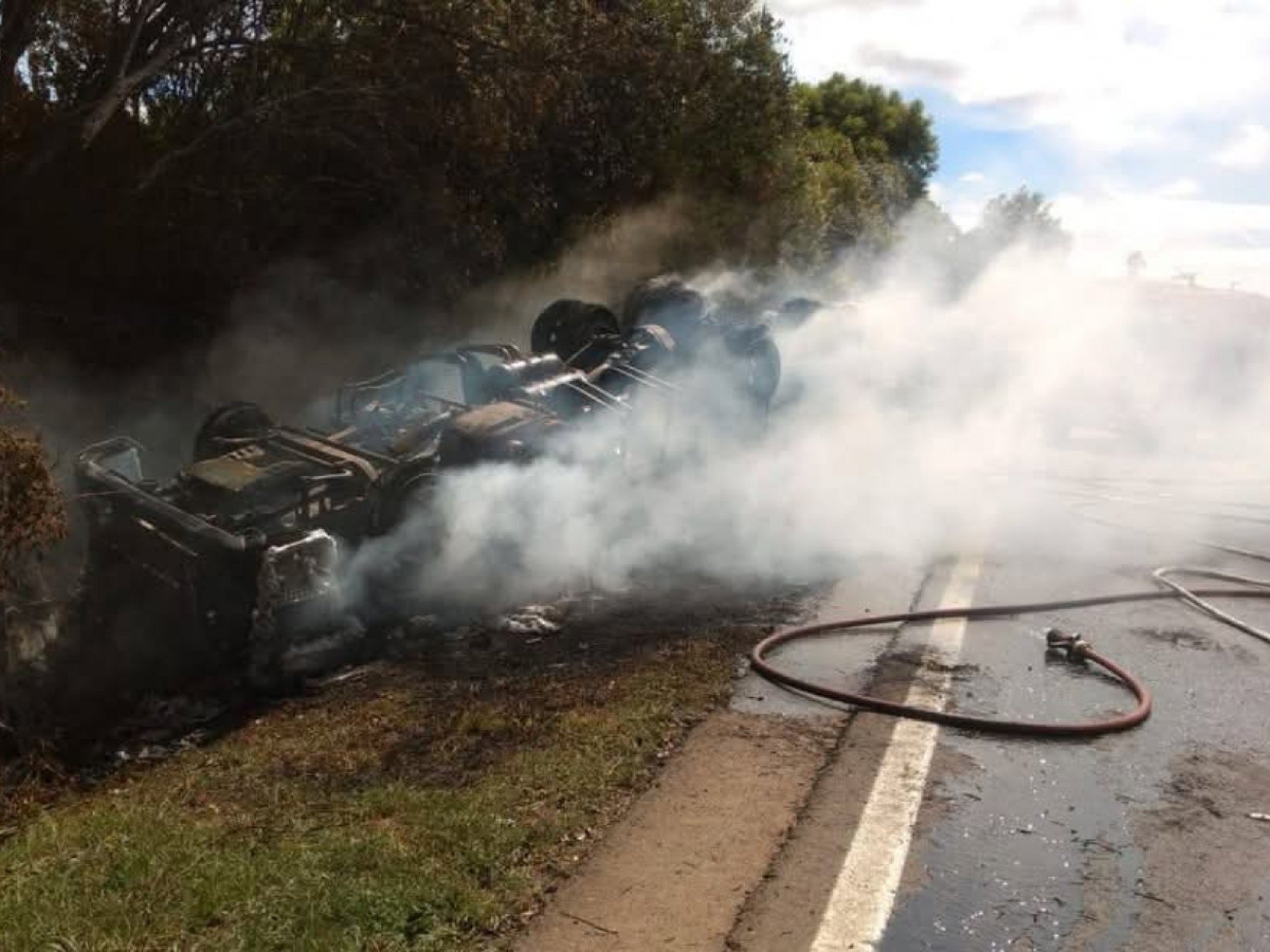 RS-122: Caminhão tomba na estrada e pega fogo
